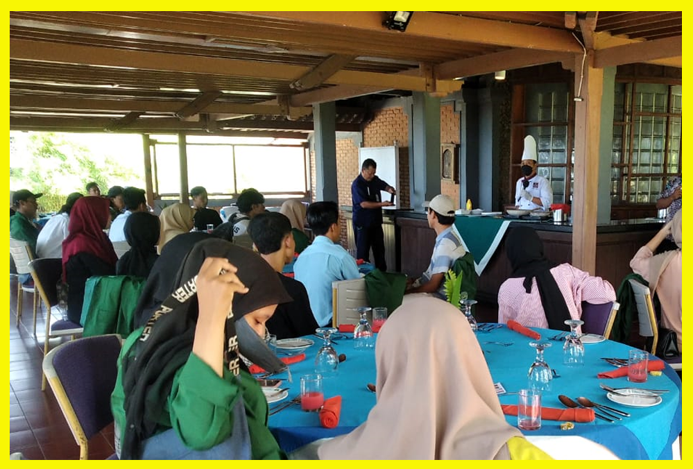 Mahasiswa Prodi Pariwisata Ikuti Pelatihan Table Manner di Senggigi