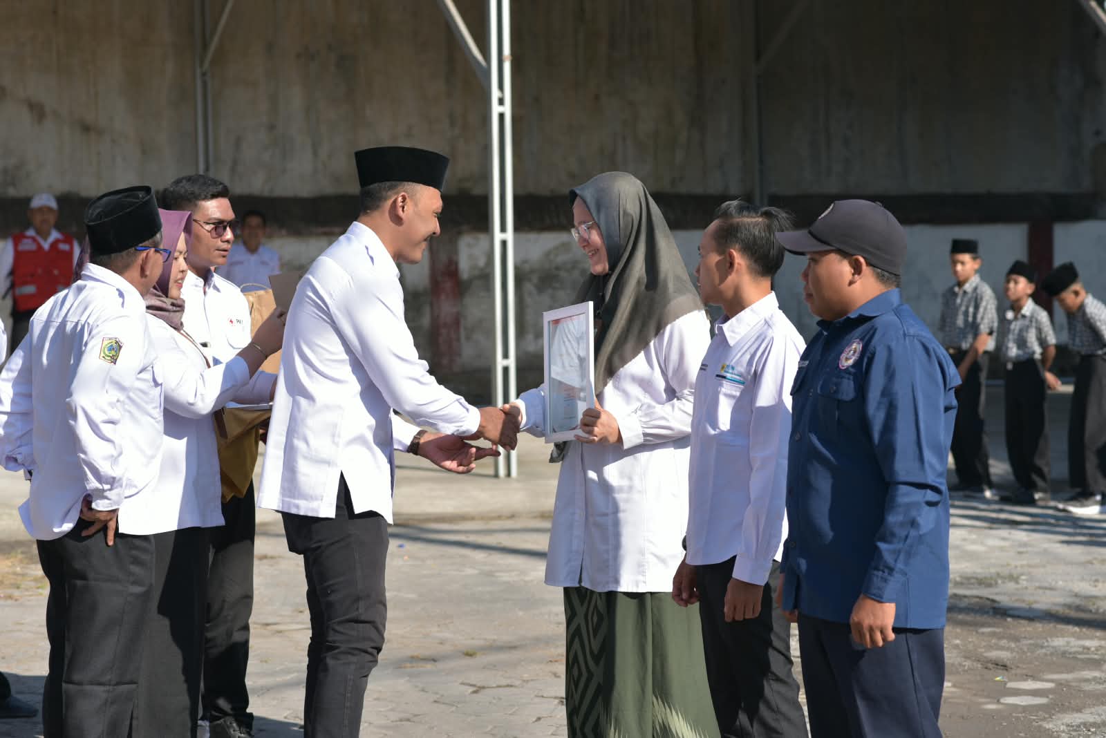 Universitas Hamzanwadi Terima Penghargaan PMI Lombok Timur atas Kontribusi Donor Darah Kemanusiaan