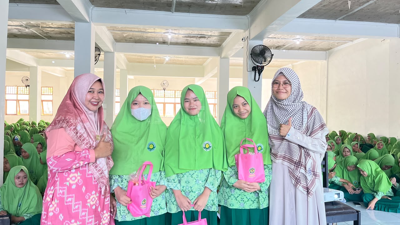 Lewat Pengabdian Masyarakat, FK Universitas Hamzanwadi Tingkatkan Literasi Kesehatan Santriwati MA Muallimat NWDI Pancor